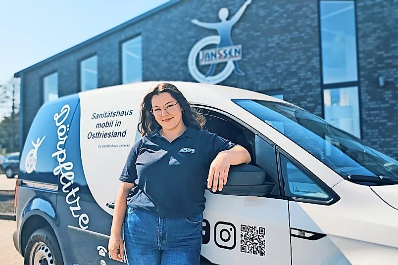 „Dörpflitze“ heißt das Mobil, mit dem Cara Baselau Patienten auf dem Land mit medizinischen Hilfsmitteln versorgt.