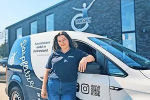 „Dörpflitze“ heißt das Mobil, mit dem Cara Baselau Patienten auf dem Land mit medizinischen Hilfsmitteln versorgt.