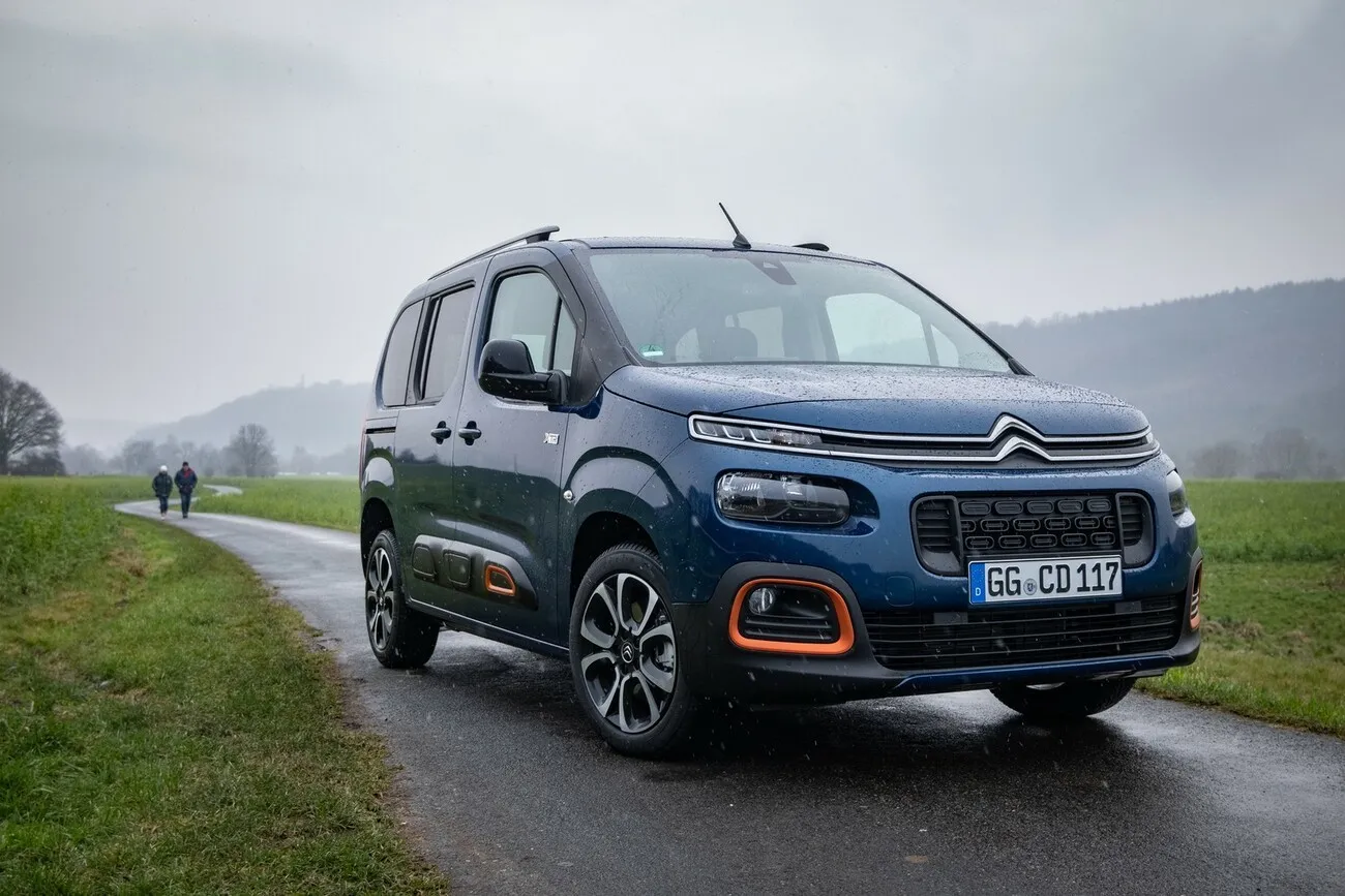 Ein dunkelblauer modernen Citroen Berlingo auf offener Straße.