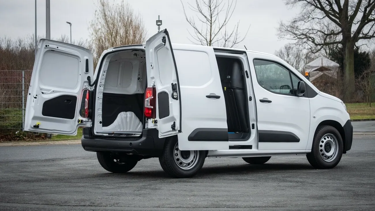 Der Citroen Berlingo seitlich von hinten mit den hinteren Türen weit aufgeklappt.