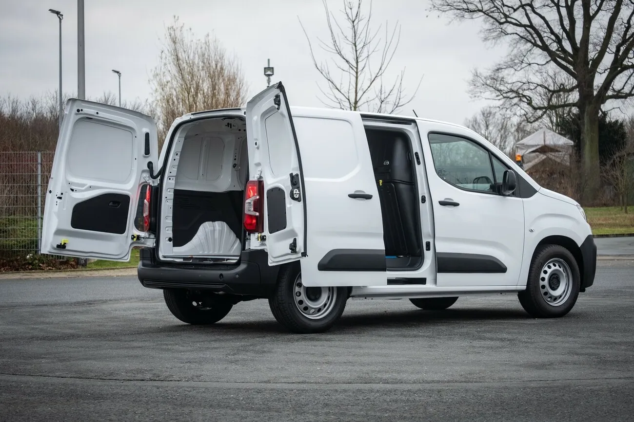 Der Citroen Berlingo seitlich von hinten mit den hinteren Türen weit aufgeklappt.