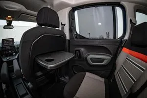 Autobahn-Picknick: Auf der Rückbank des Pkw-Modells können Tabletts ausgeklappt werden, um die Bestellung aus dem Schnellrestaurant bequem hinter Sonnenschutzrollos zu verzehren.