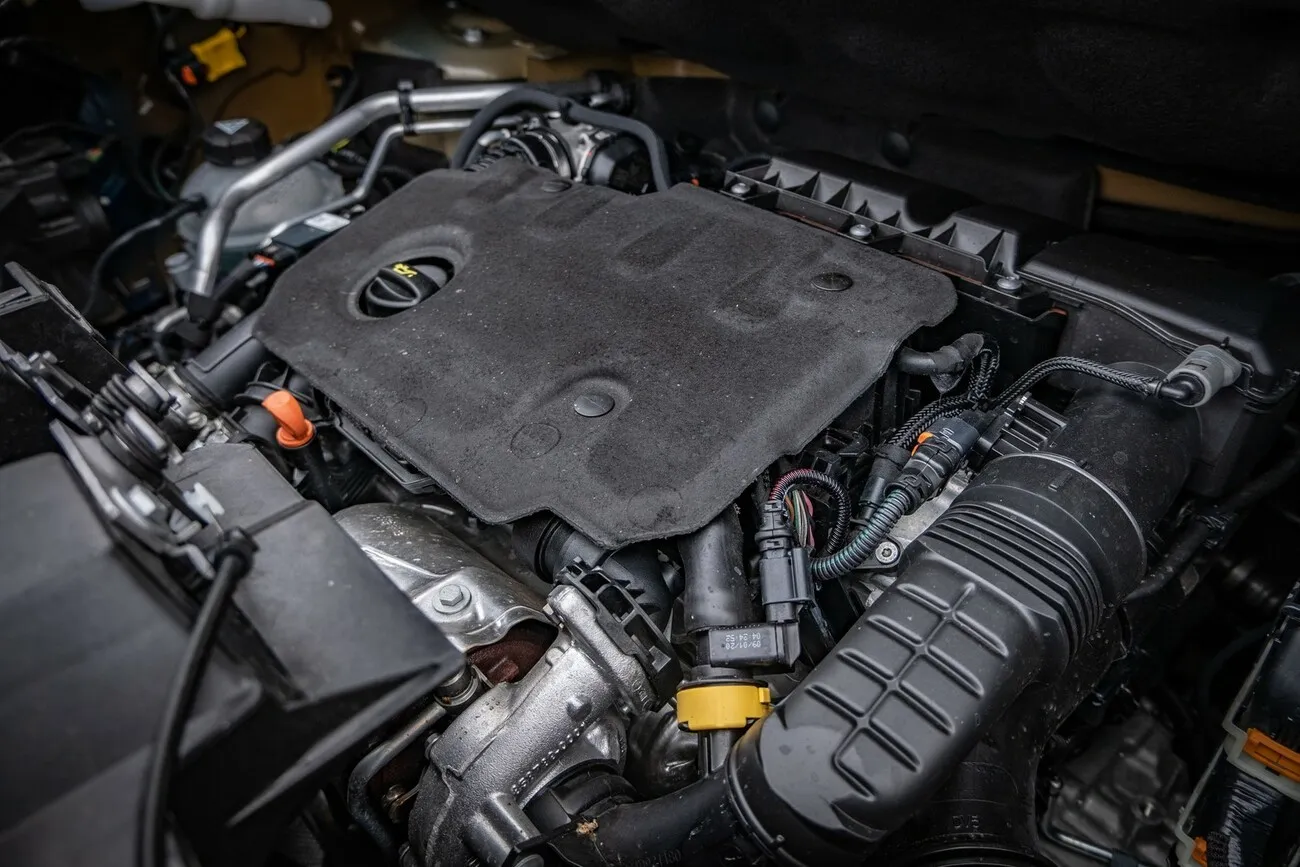 Nahaufnahme des Motors des Citroen Berlingo.