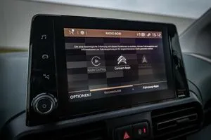 L'appui électronique: Mit dem Connect Nav für maximal 950 Euro Aufpreis (je nach Ausstattung) bieten die Franzosen ein umfassendes Infotainment mit nicht immer perfekter Sprachsteuerung.