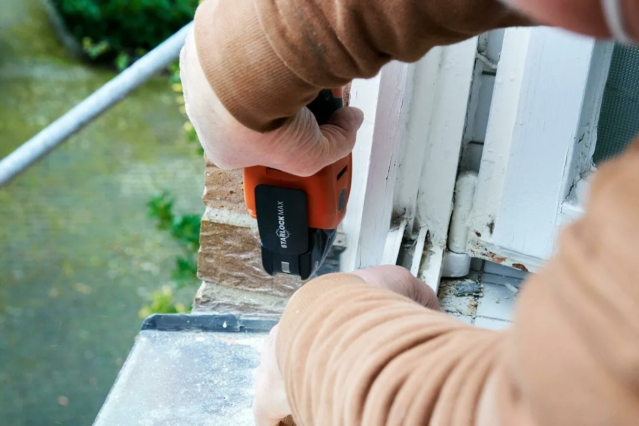 Ein Handwerker arbeitet mit dem Fein  Multimaster 700 an einer Fensterbank.
