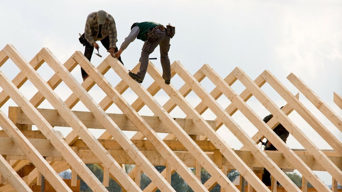 Dachdecker arbeitet auf einem Dachstuhl
