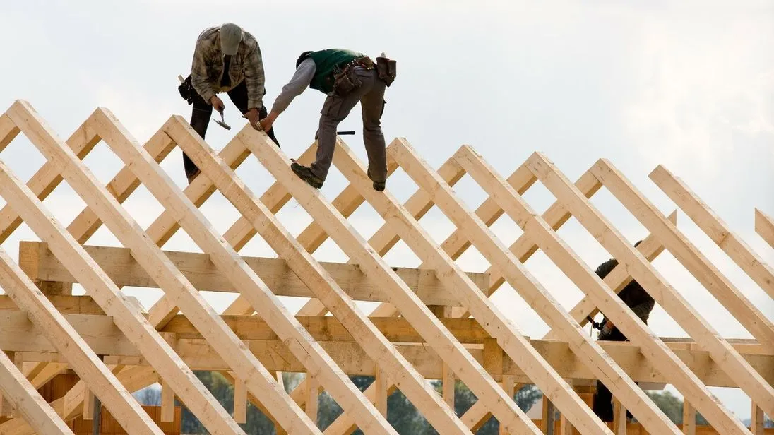 Dachdecker arbeitet auf einem Dachstuhl