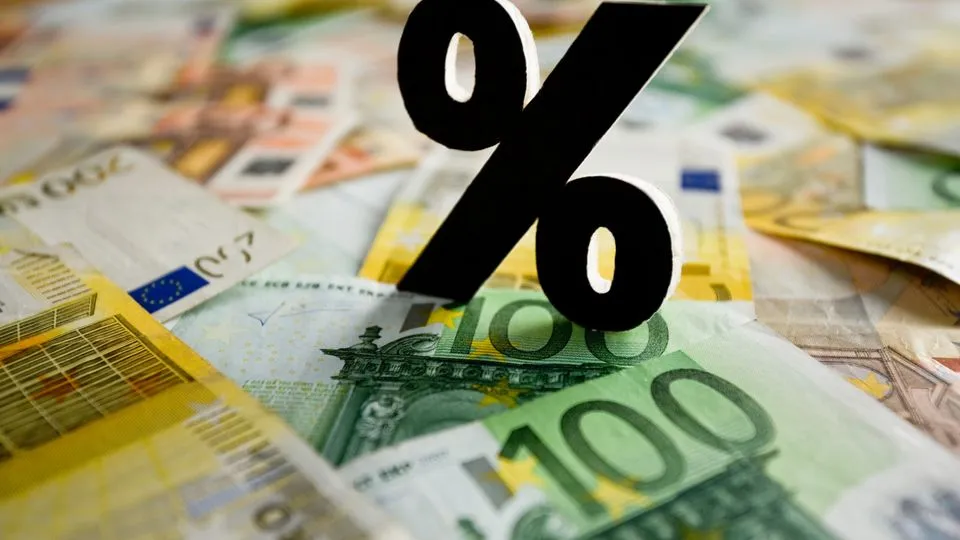 Darlehen für Gesellschafter: Für die Nutzung des Verrechnungskontos müssen die Zinsen zwischen den marktüblichen Soll- und Habenzinsen liegen.
