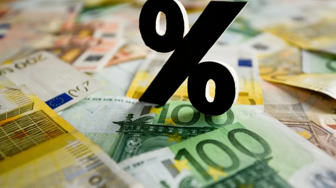 Darlehen für Gesellschafter: Für die Nutzung des Verrechnungskontos müssen die Zinsen zwischen den marktüblichen Soll- und Habenzinsen liegen.