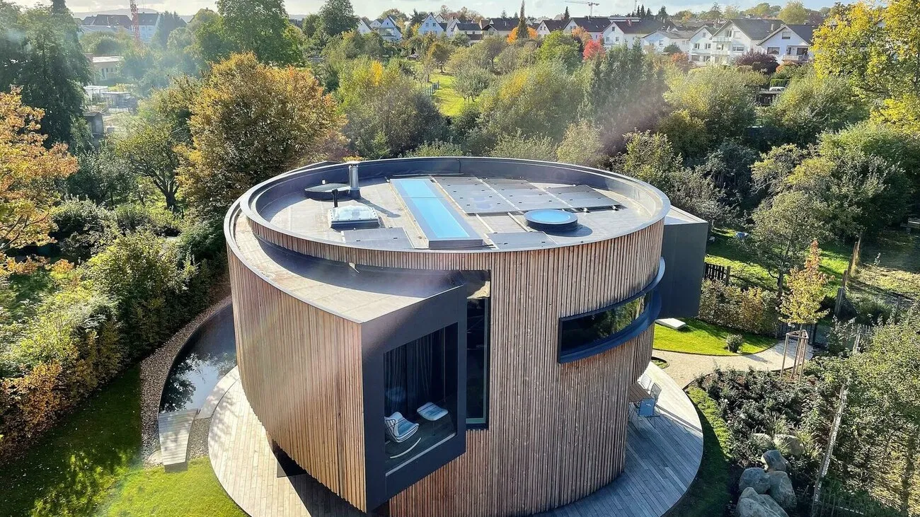 Ein Drehhaus, mit der Sonne zugewandten fensterlosen Seite.
