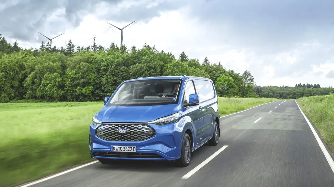 Den Ford Transit Custom gibt es seit 2024 als Kastenwagen mit vollelektrischem Antrieb.