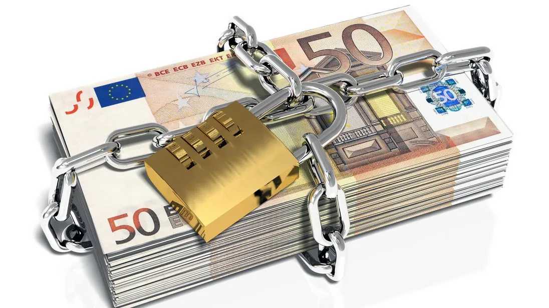 Ein Bündel 50 Euro Scheine mit Schloss und Kette gesichert: