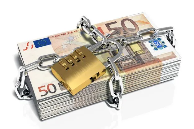 Ein Bündel 50 Euro Scheine mit Schloss und Kette gesichert: