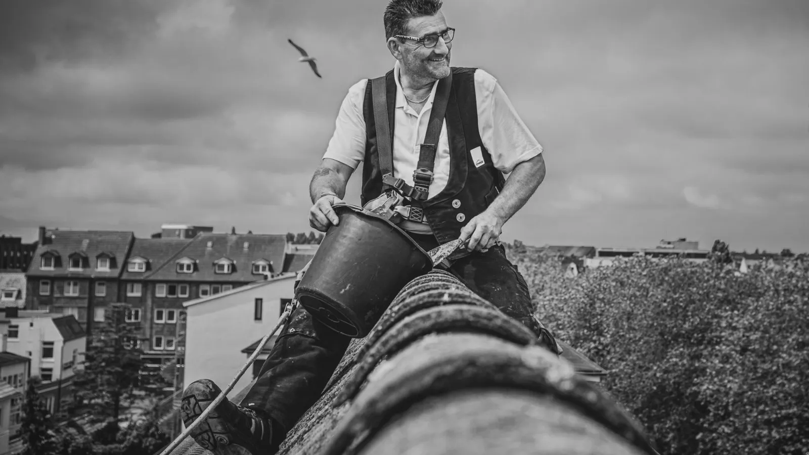 Teamarbeit: Die Fotografinnen Lilli Glade & Carina Tank haben einen Dachdecker portraitiert und bei der Arbeit tolle Momente erlebt.