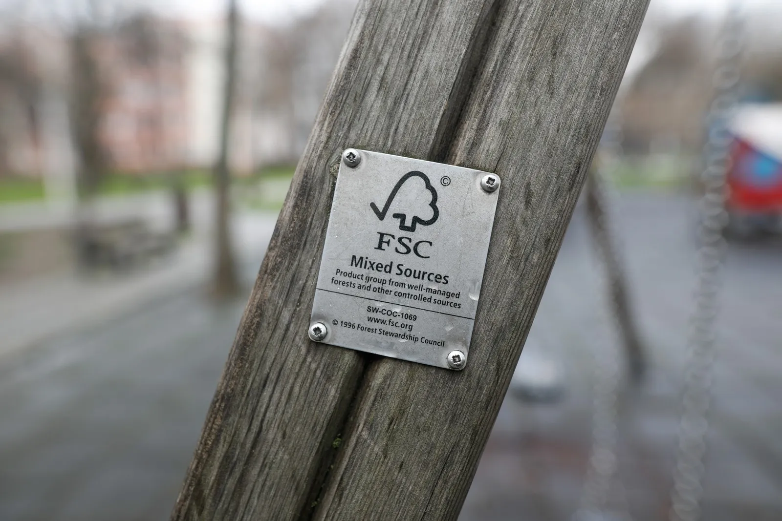 FSC-Siegel an einem Holzpfahl.