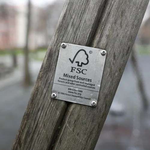 FSC-Siegel an einem Holzpfahl.