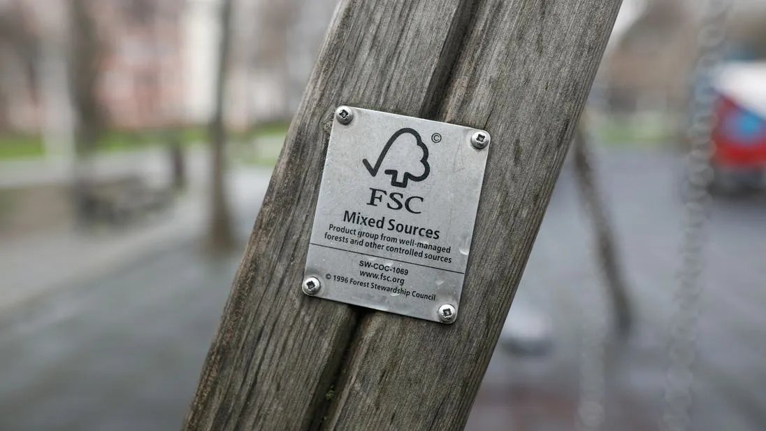 FSC-Siegel an einem Holzpfahl.