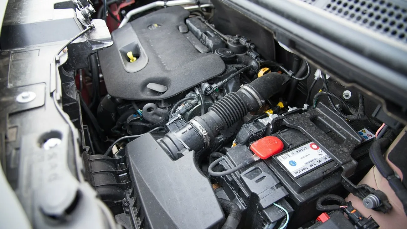 Ein Blick unter die Motorhaube des Citroen Jumpy.