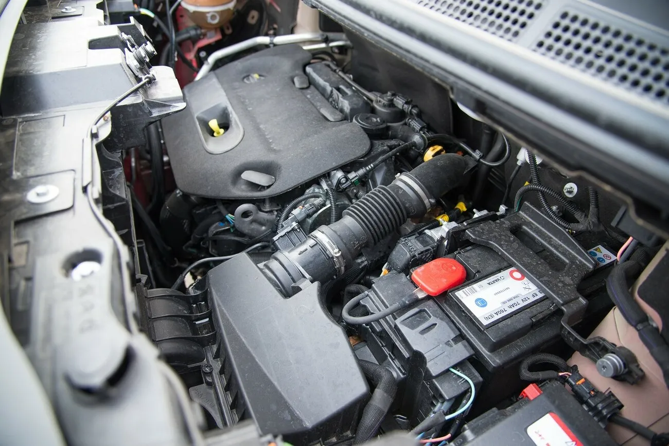 Ein Blick unter die Motorhaube des Citroen Jumpy.