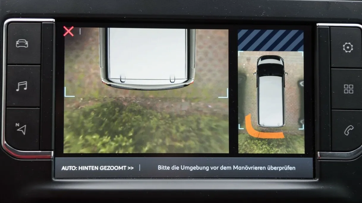 Nahaufnahme des eingebauten Displays, welches zeigt die Umgebung um das Fahrzeug zeigt.