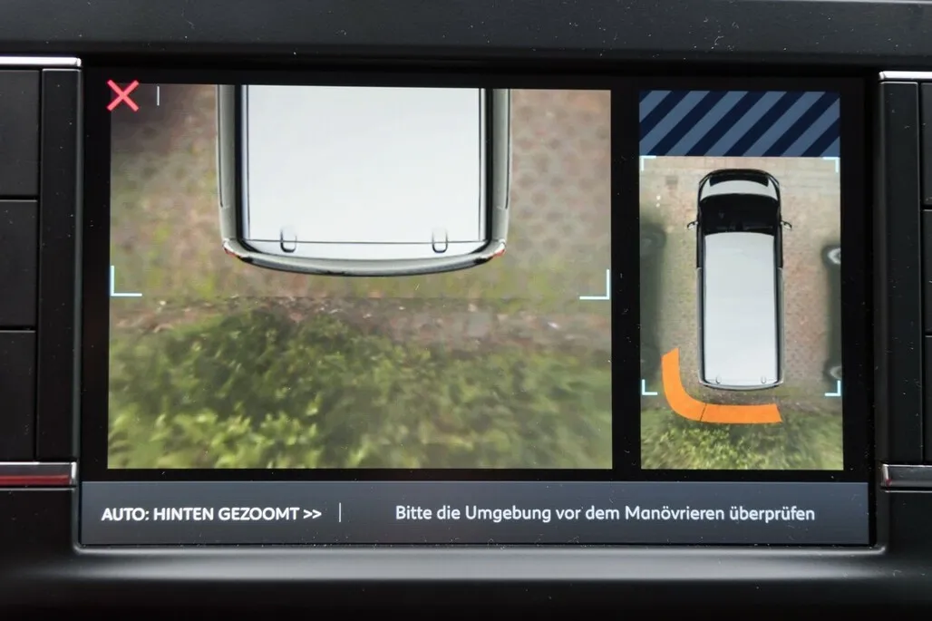 Nahaufnahme des eingebauten Displays, welches zeigt die Umgebung um das Fahrzeug zeigt.