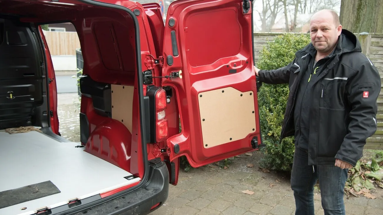 Jens Meyer hält die Tür des Kofferraums des Citroen Jumpy auf.