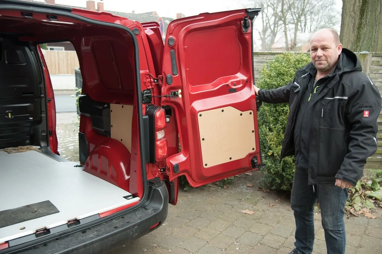 Jens Meyer hält die Tür des Kofferraums des Citroen Jumpy auf.