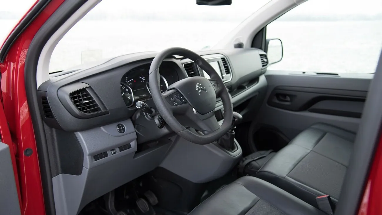 Innenansicht des Citroen Jumpy mit Blick auf das Cockpit.