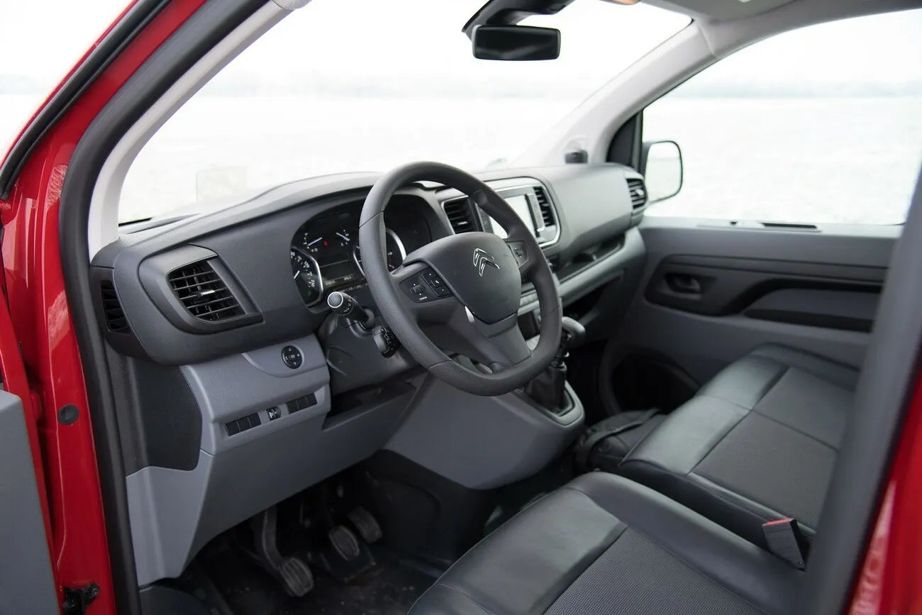 Innenansicht des Citroen Jumpy mit Blick auf das Cockpit.
