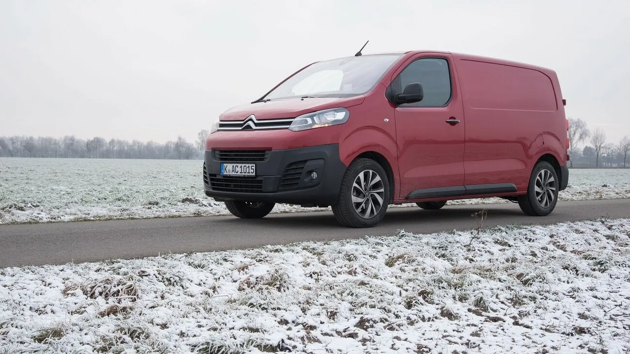 Der Citroen Jumpy mit schrägem Blick auf die Vorderseite.