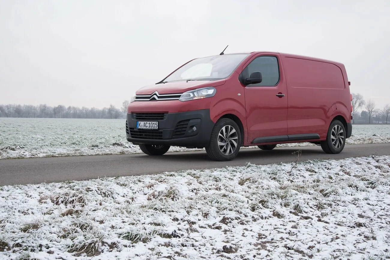 Der Citroen Jumpy mit schrägem Blick auf die Vorderseite.