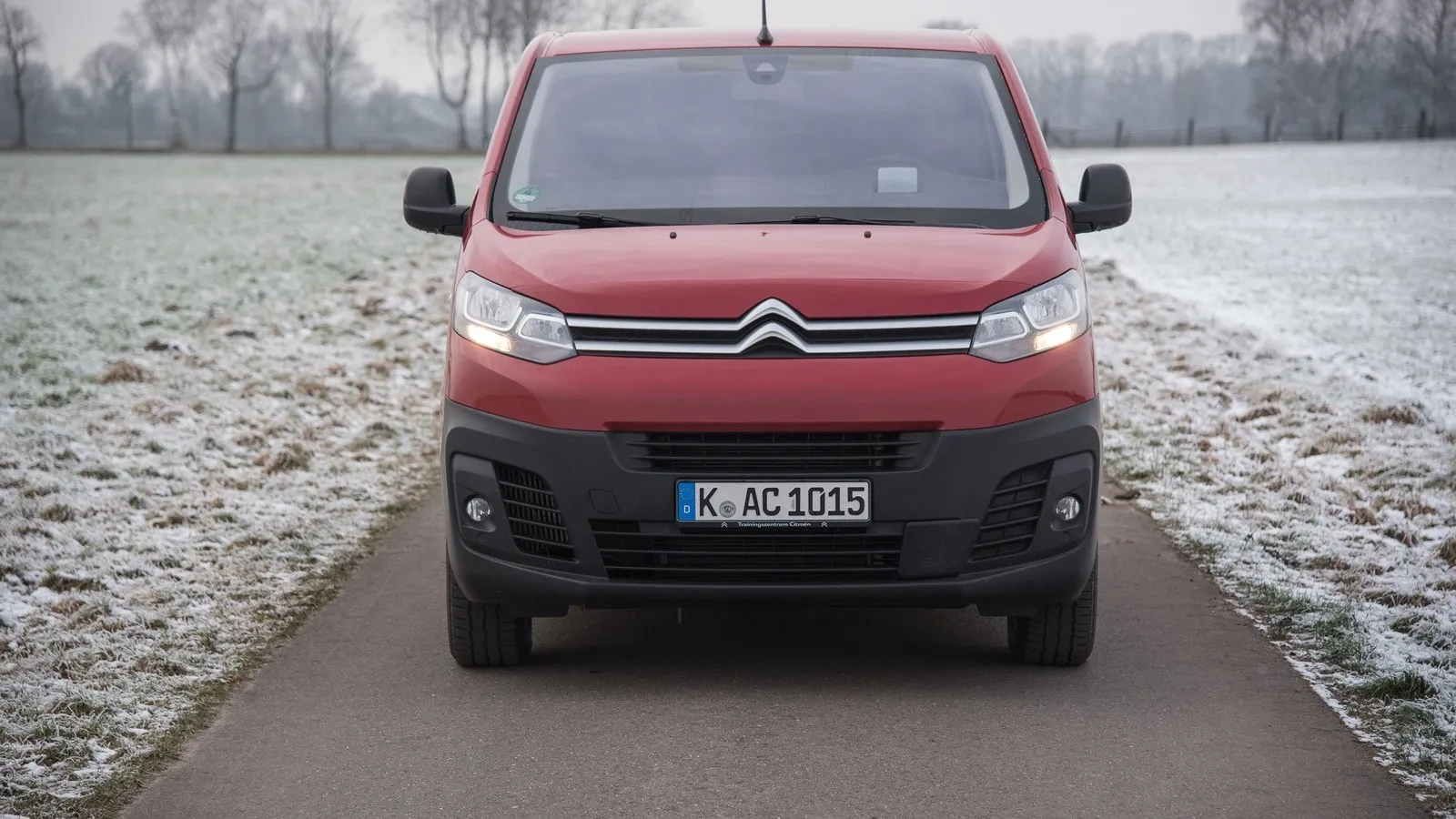 Der rote Citroën Jumpy in der Frontansicht.