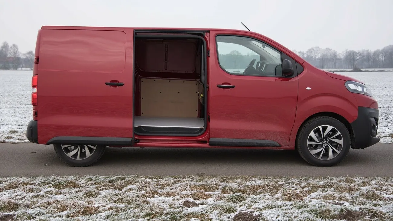 Der Citroen Jumpy von der Seite mit geöffneter Tür.