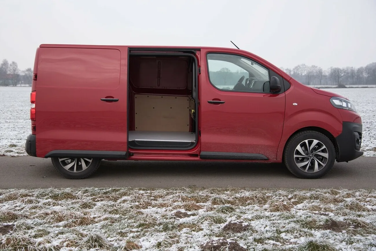 Der Citroen Jumpy von der Seite mit geöffneter Tür.
