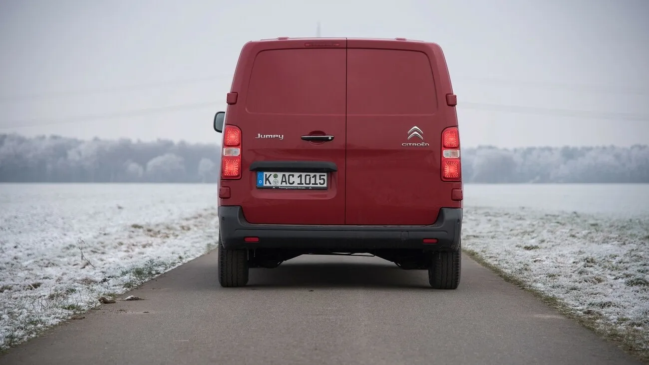 Der rote Citroen Jumpy von hinten.