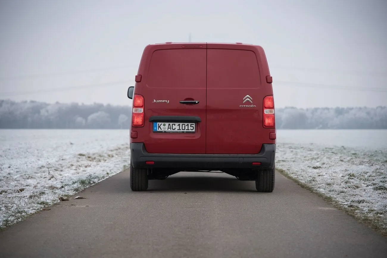 Der rote Citroen Jumpy von hinten.