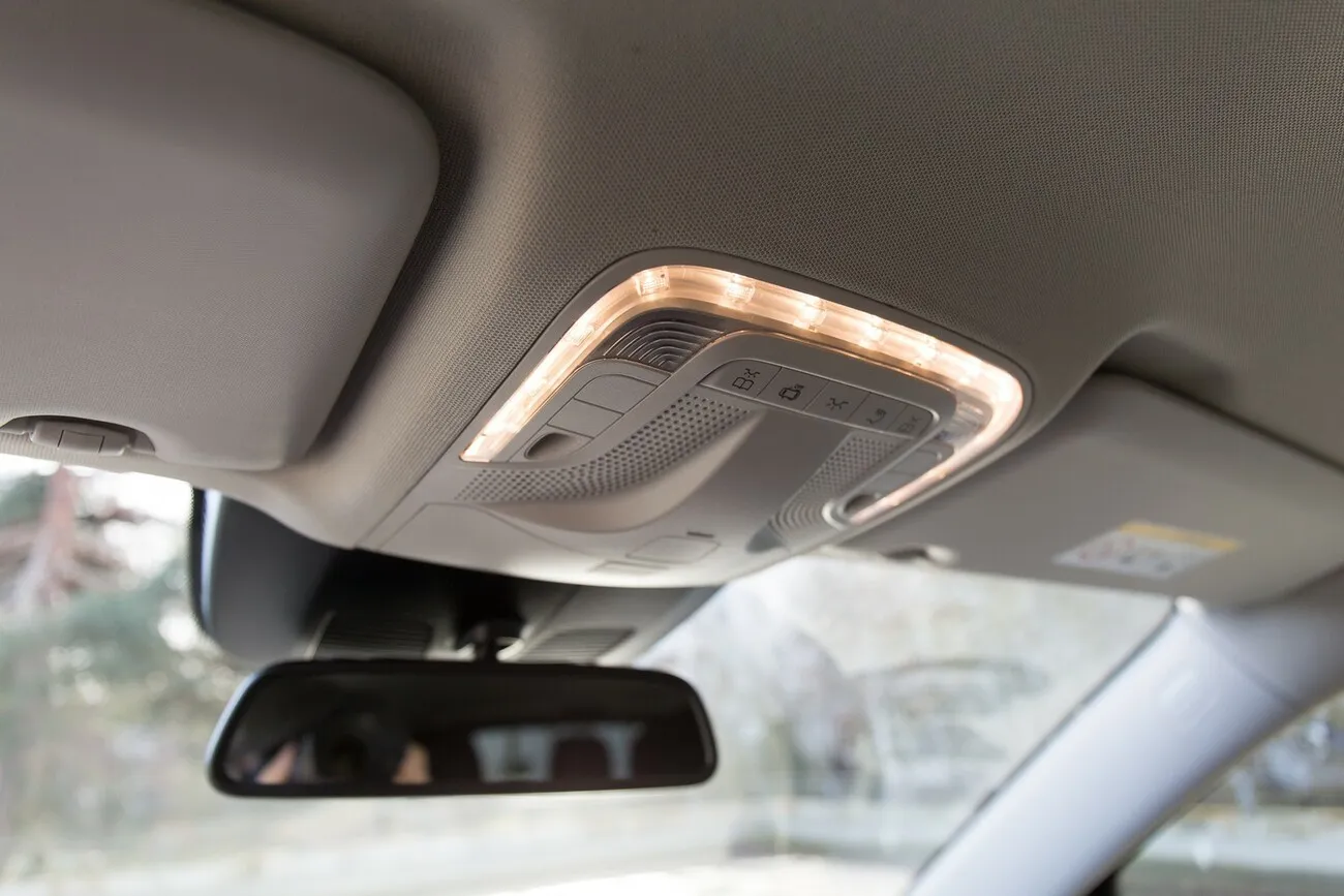Innenbeleuchtung der Mercedes Benz V-Klasse vorne.