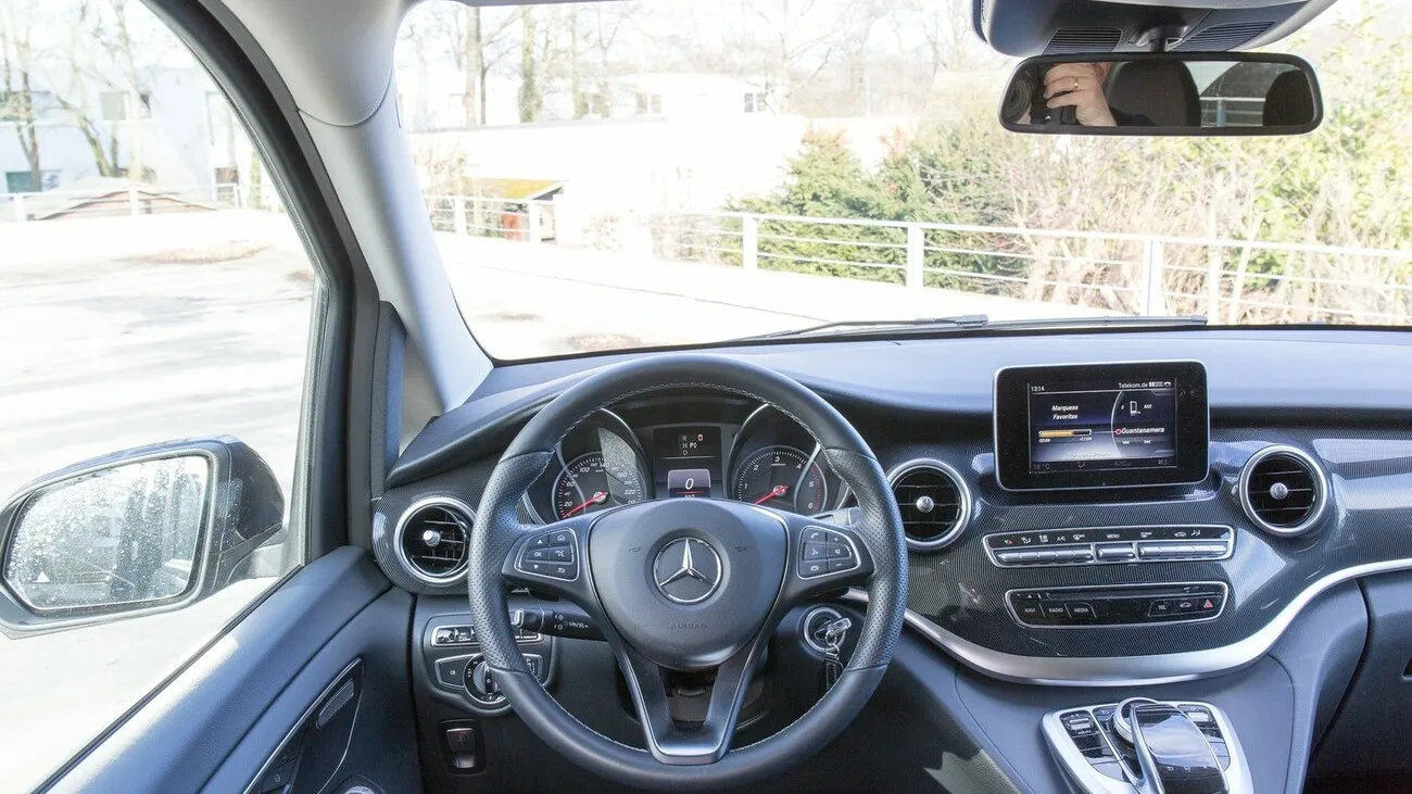 Die Mercedes Benz V-Klasse im Inneren. Blick aufs Cockpit aus Perspektive des Fahrers.