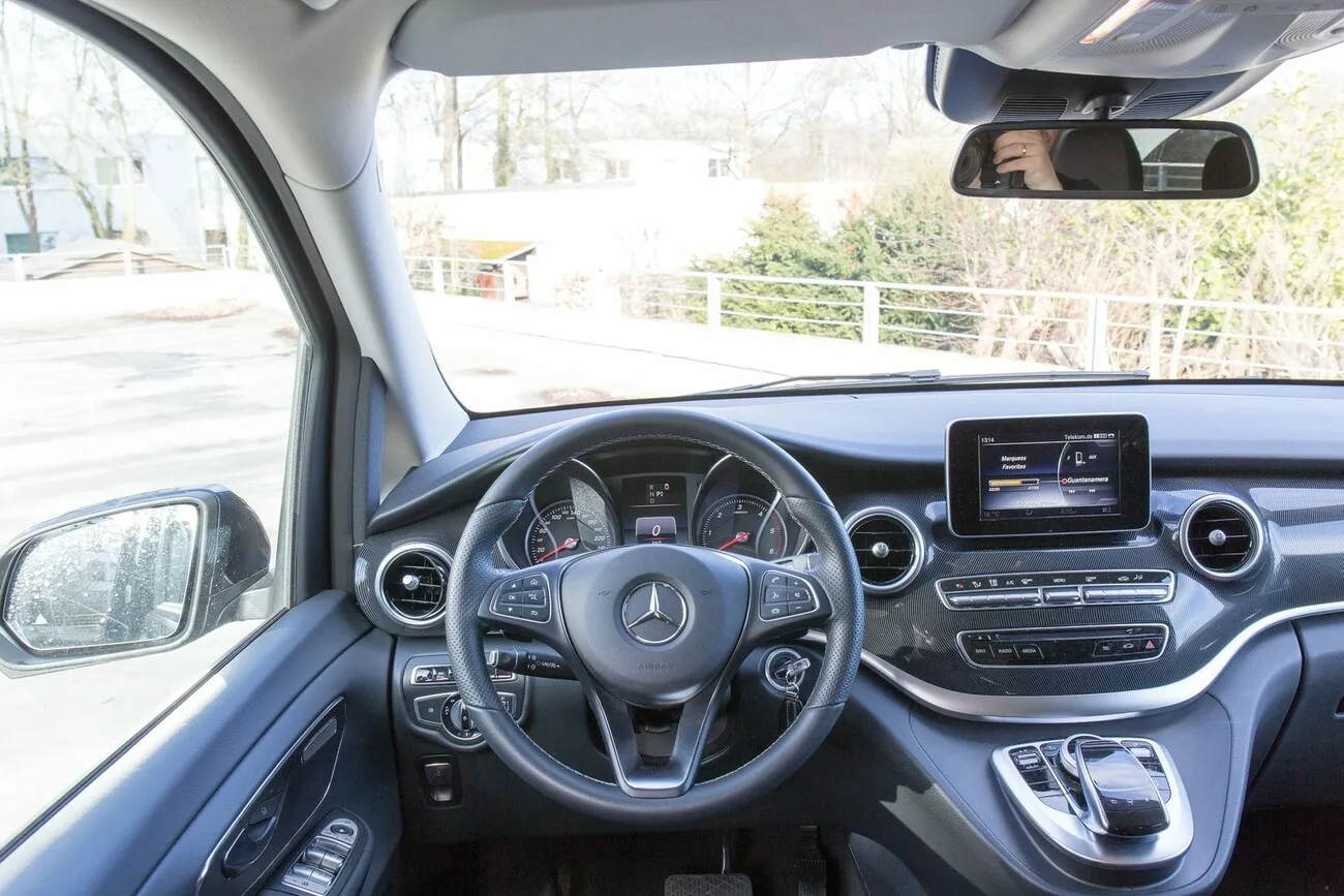 Die Mercedes Benz V-Klasse im Inneren. Blick aufs Cockpit aus Perspektive des Fahrers.