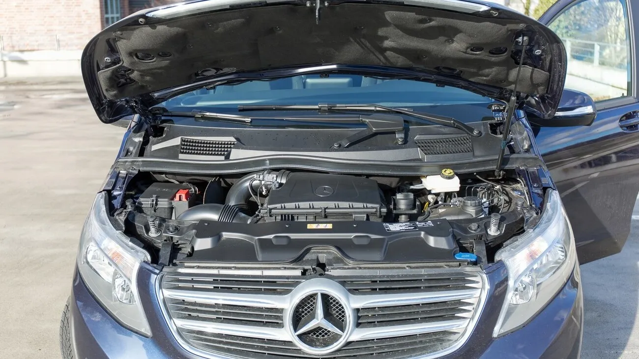 Die Mercedes Benz V-Klasse mit geöffneter Motorhaube.