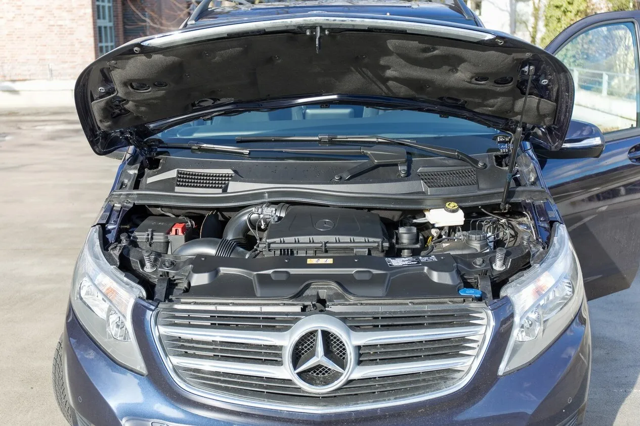 Die Mercedes Benz V-Klasse mit geöffneter Motorhaube.