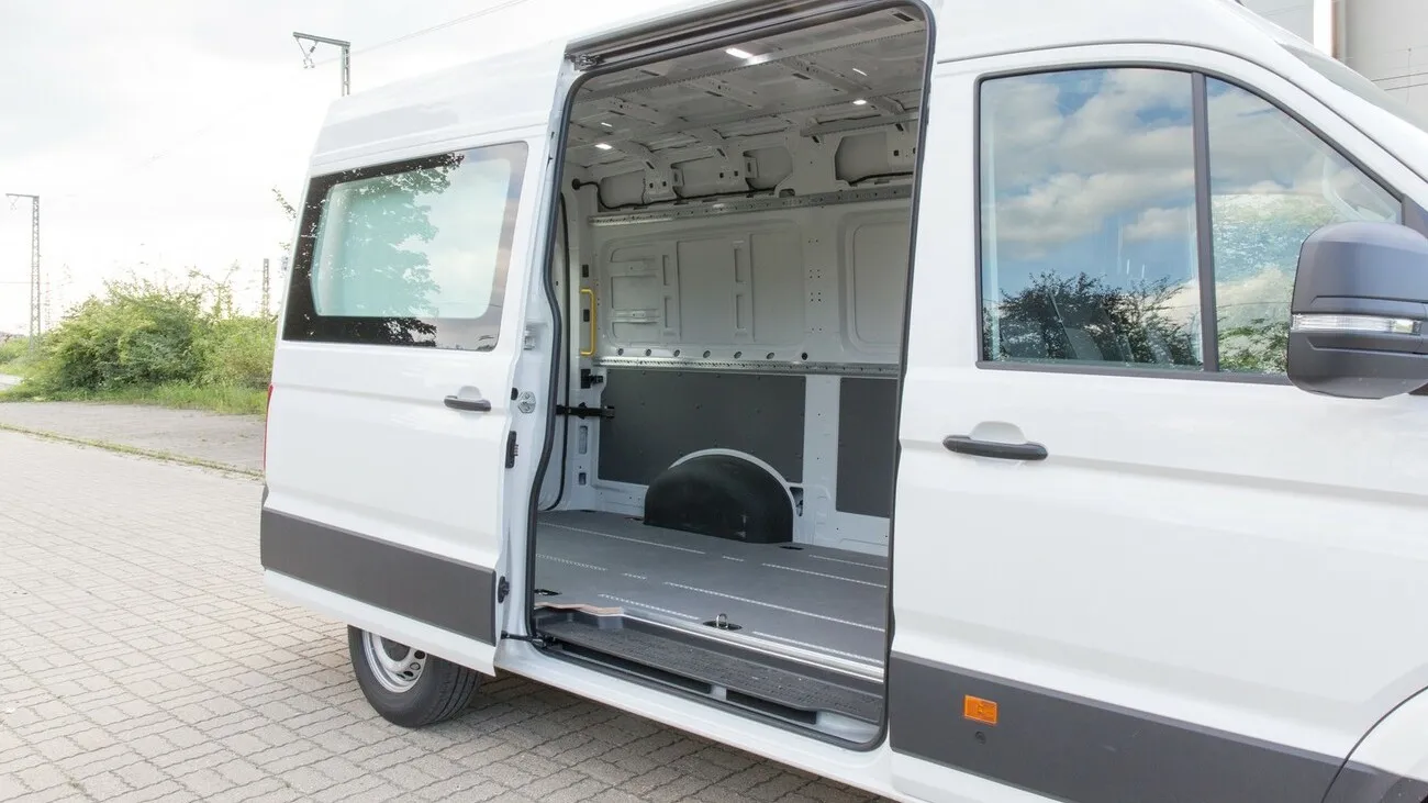 Der VW Crafter mit Fokus auf die geöffnete Schiebetür an der Seite.