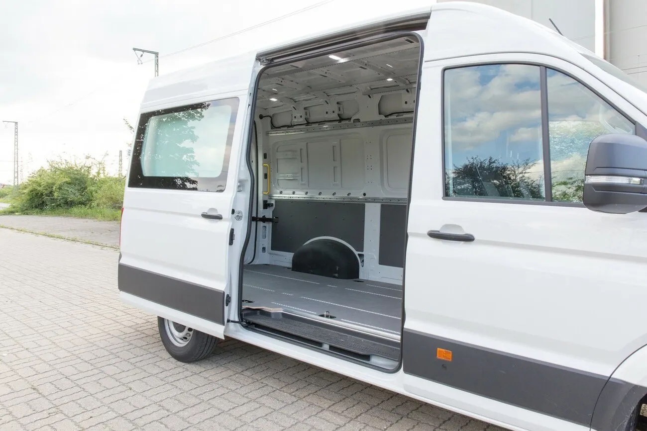 Der VW Crafter mit Fokus auf die geöffnete Schiebetür an der Seite.