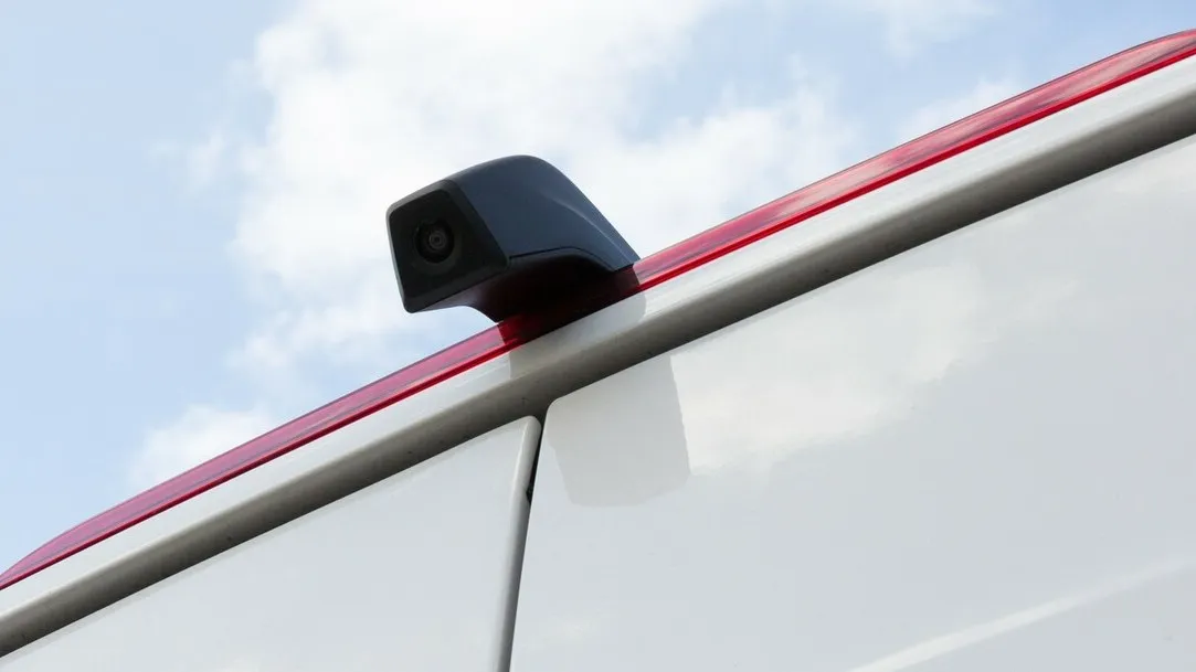 Nahaufnahme der schwarzen Rückfahrkamera des VW Crafters.