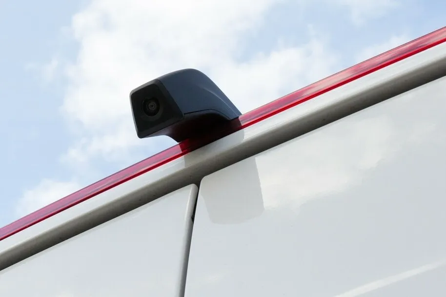 Nahaufnahme der schwarzen Rückfahrkamera des VW Crafters.