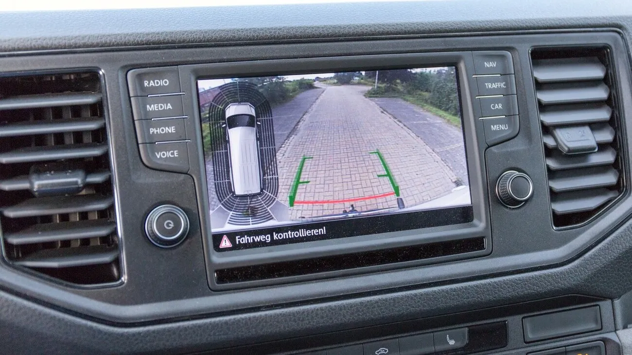 Innenansicht: Nahaufnahme des Displays mit Blick durch die Rückfahrkamera.