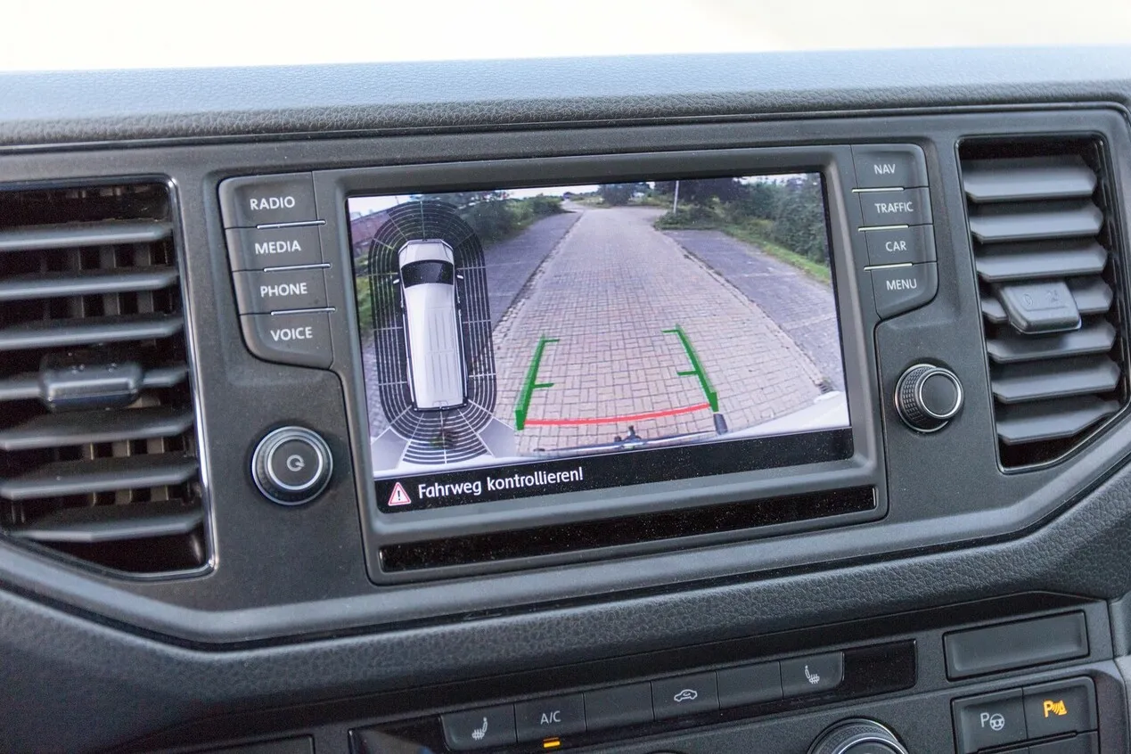 Innenansicht: Nahaufnahme des Displays mit Blick durch die Rückfahrkamera.
