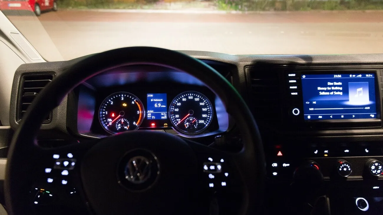 Nachtansicht des Cockpits aus Fahrerseitenperspektive. Die Anzeigen leuchten.