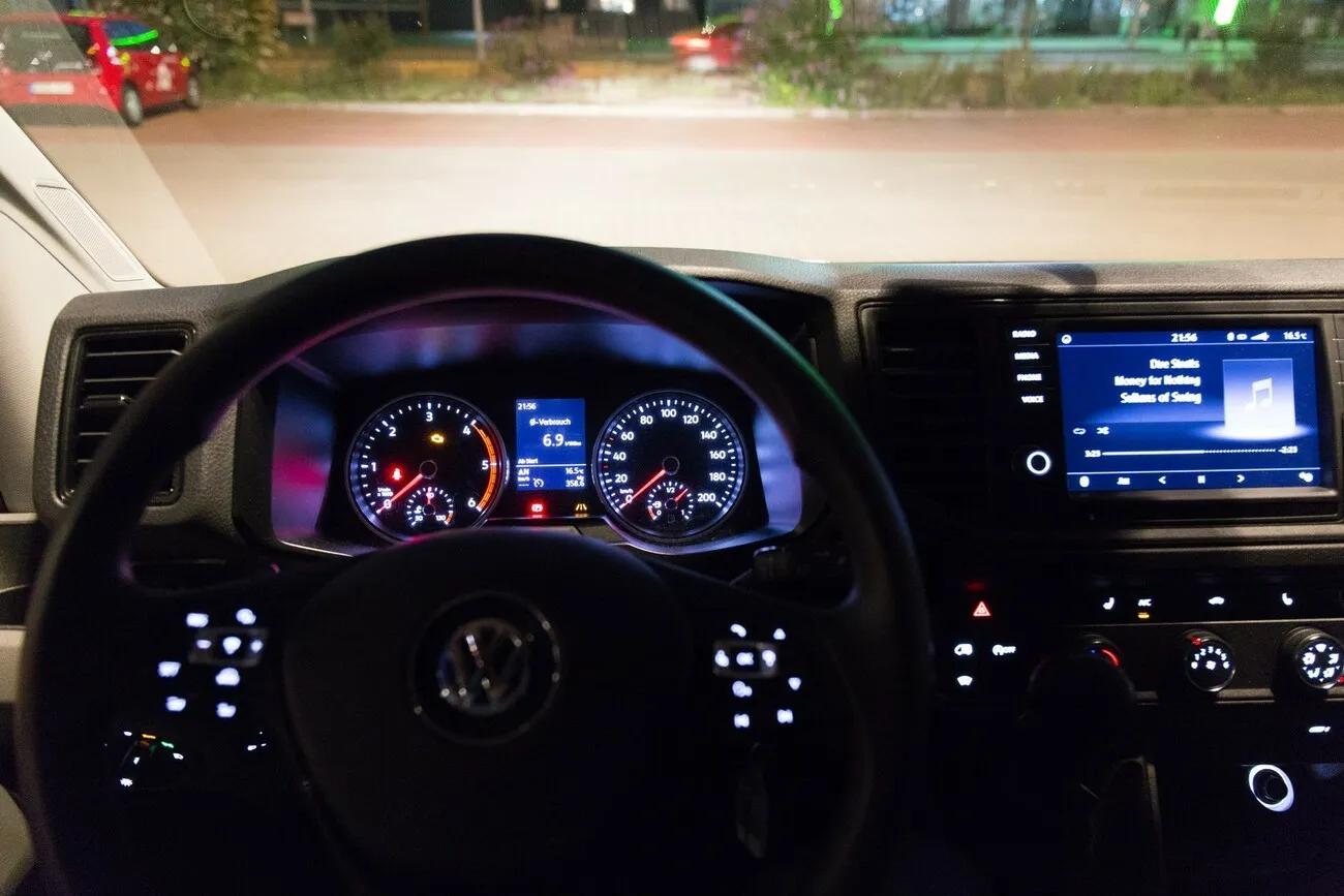 Nachtansicht des Cockpits aus Fahrerseitenperspektive. Die Anzeigen leuchten.