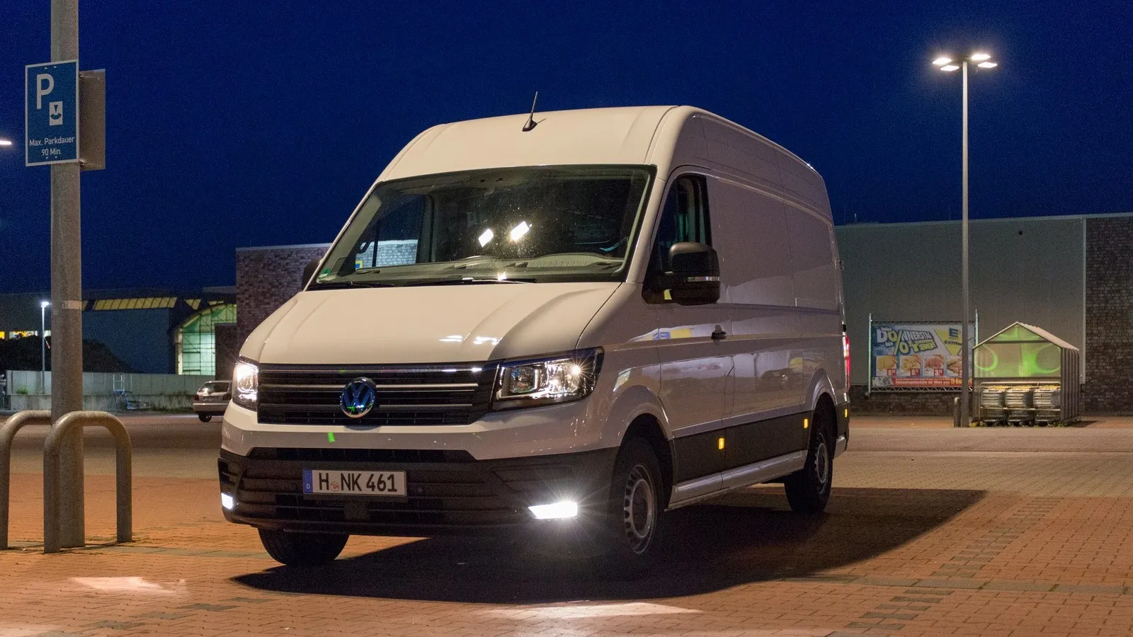 Weißer VW Crafter von vorne im dämmrigen Licht.